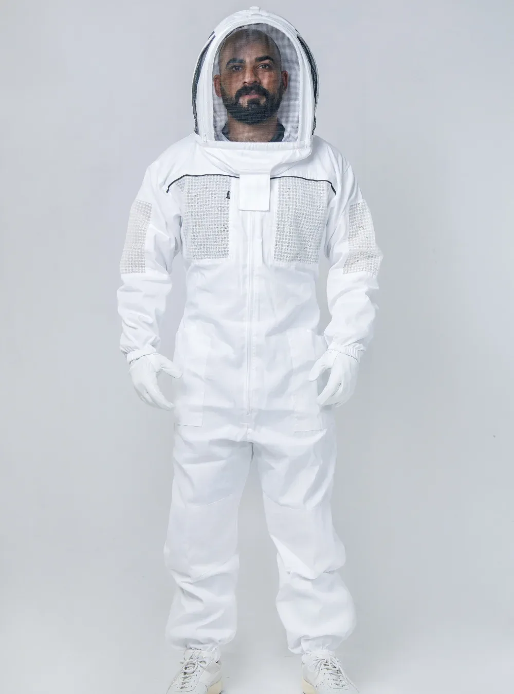 Semi-vented beekeeping suit with mesh panels