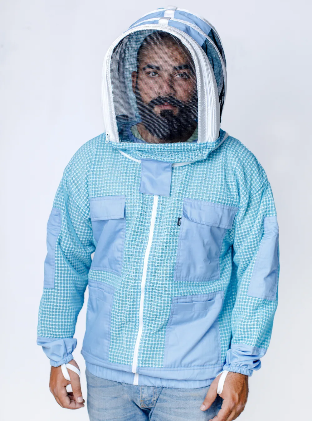 A beekeeping jacket with a zip-off veil, the first thing to check when you choose a beekeeping jacket